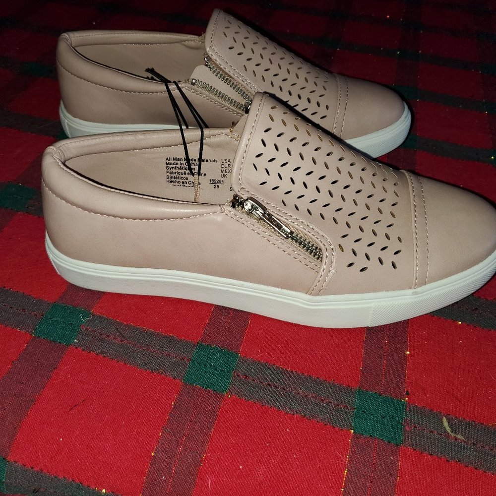NWOT Seven Dials lazer cut sneakers sz 9